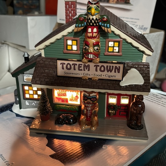 Department 56 TOTEM TOWN Souvenir Shop - Picture 3 of 5